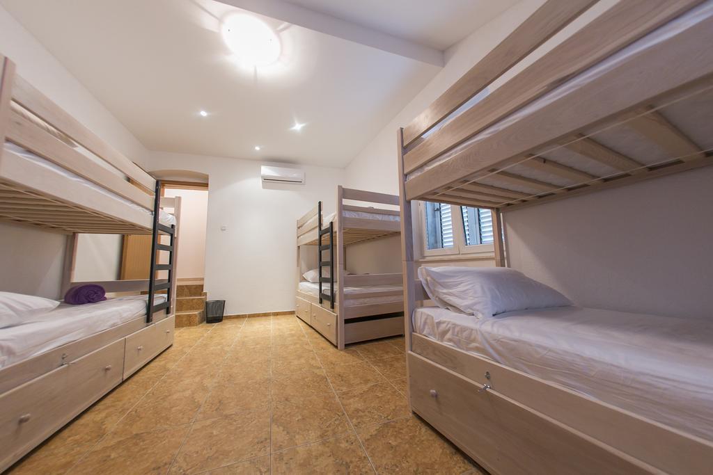 City Hostel Τρογκίρ Δωμάτιο φωτογραφία